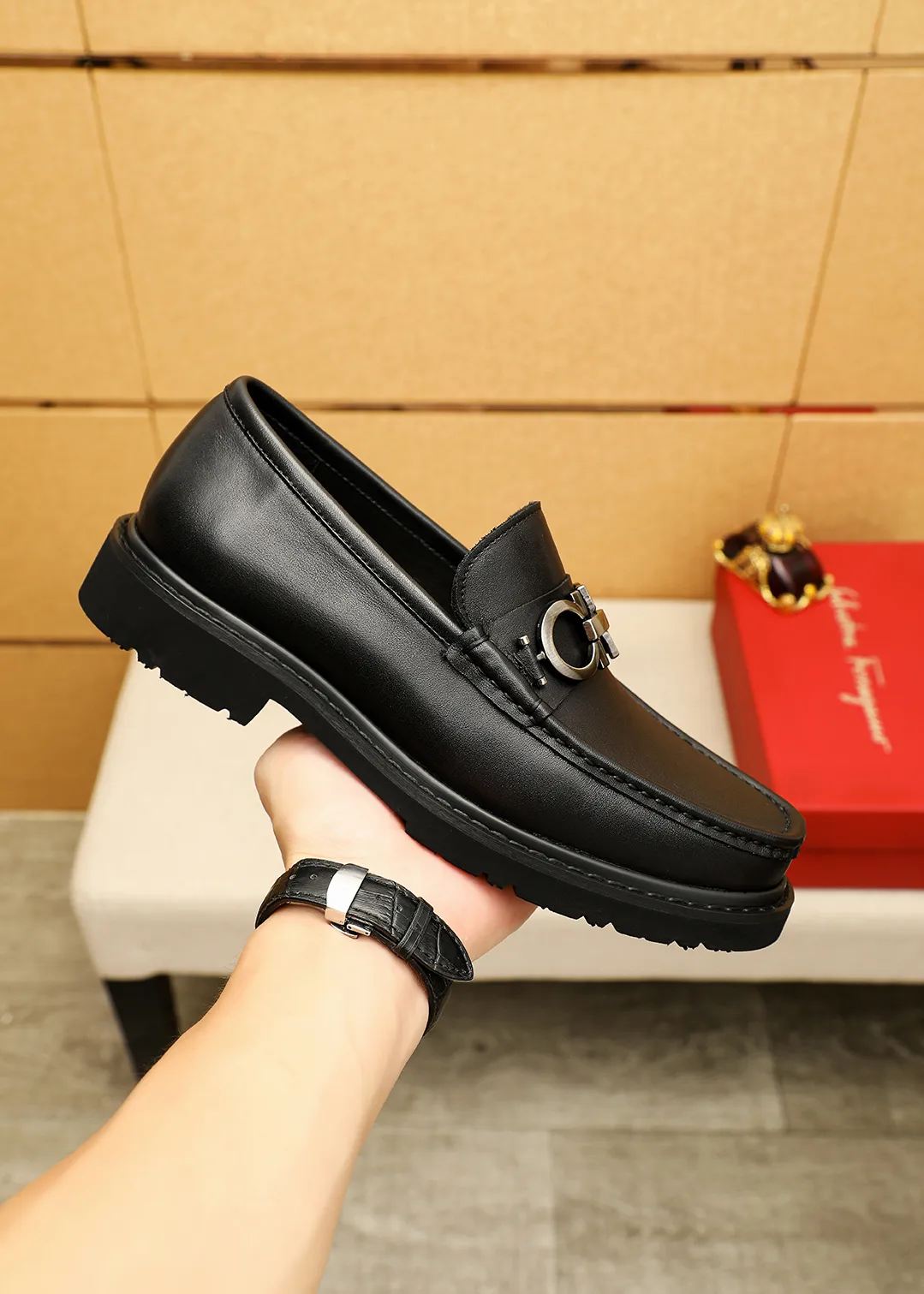 Men's shoes 💰520 💐 Product trademark: Ferragamo "Ferragamo" casual leather shoes Regular size: 38-44 (45.46🉑️customized) Product materials: Selected imported first-layer calfskin upper + original hardware buckle, imported water-dyed cow leather lining. Strong three-dimensional visual effect, original outsole color: 2 colors available